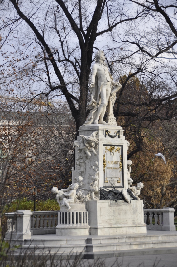 Вена памятник Моцарту