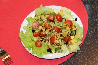 Теплый салат с куриной печенью, авокадо, кедровыми орешками и томатами черри от Ирины Заблудиной