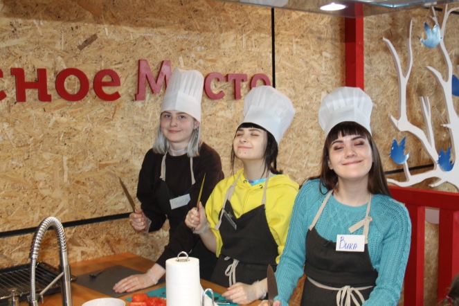Юные участницы готовим томаты для сервировки МЕГА Самара День вафель